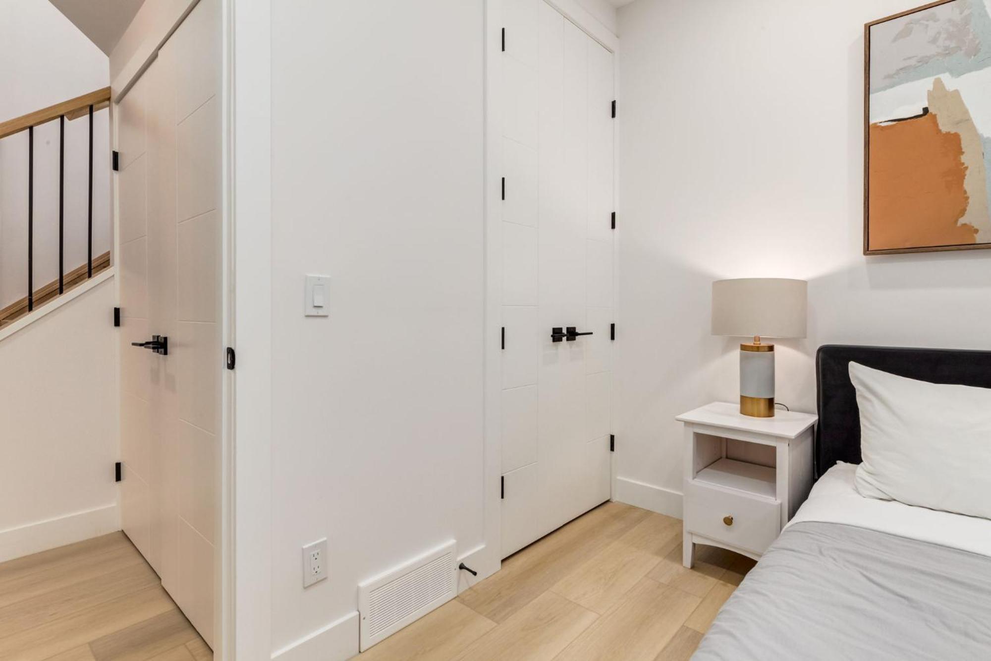 Perfect For Long Free Parking Pets Allowed Holiday home Calgary