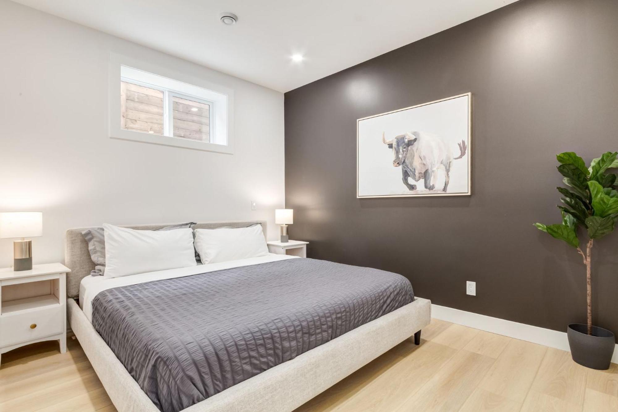 Perfect For Long Free Parking Pets Allowed Holiday home Calgary